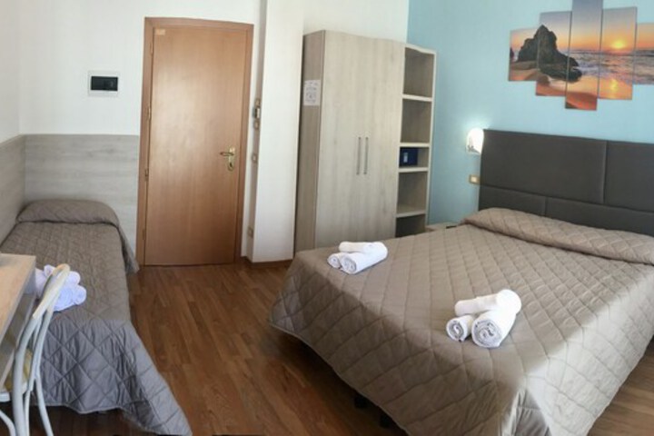 Room 13 of 32