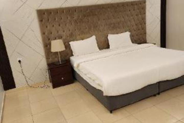 Room 4 of 33