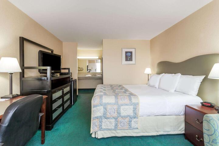 1 King Bed (4 of 6)