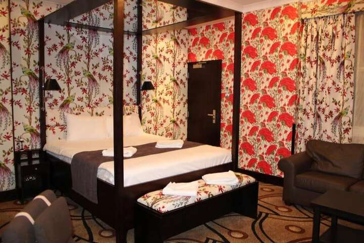 Room 27 of 79