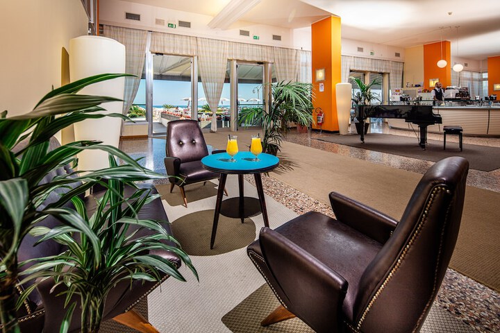 Entrance & Lobby