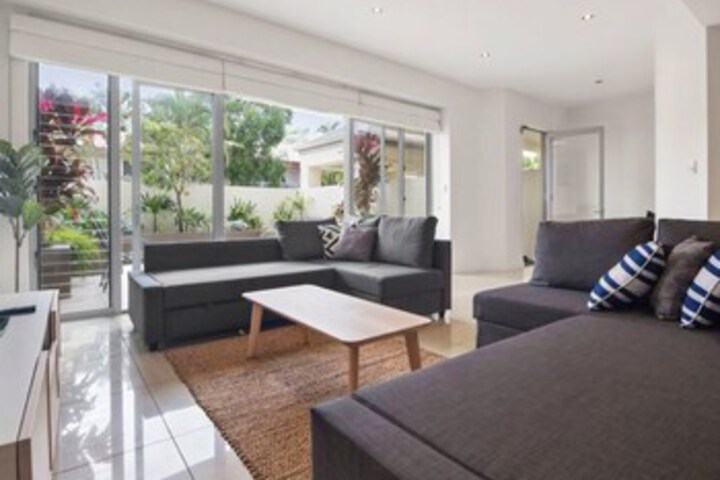 Luxury Townhouse 250m to the Beach