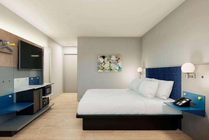1 King Bed (7 of 17)