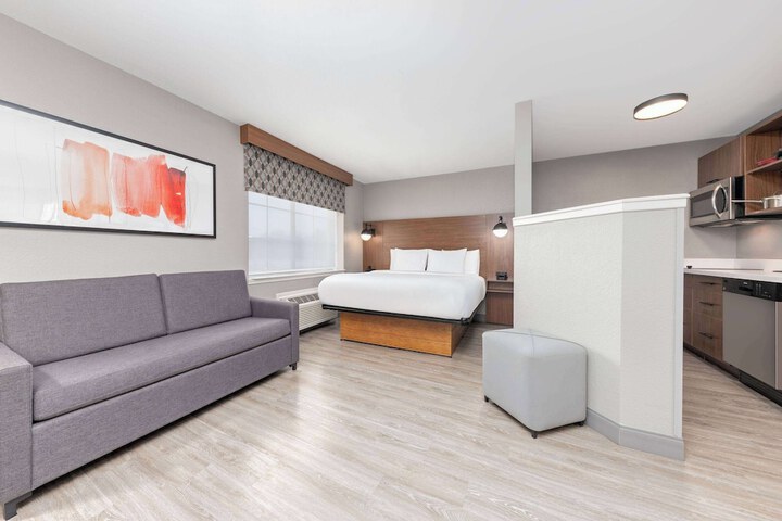 1 Queen Bed Suite Full Kitchen (9 of 15)