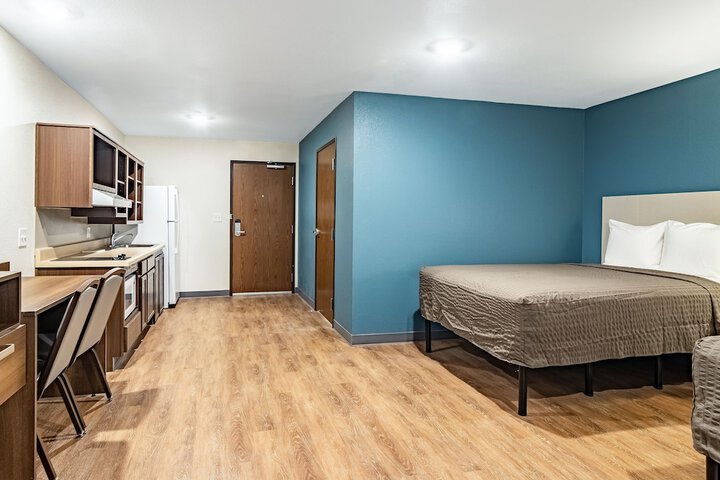 1 Queen Bed (6 of 19)