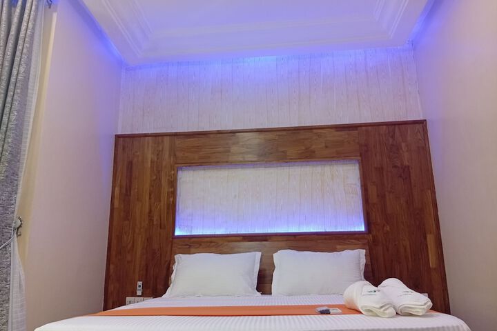 Room 6 of 16
