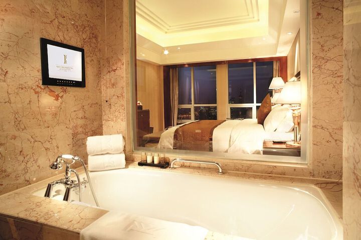 Room 14 of 36