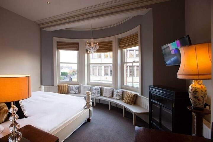 Room 2 of 36