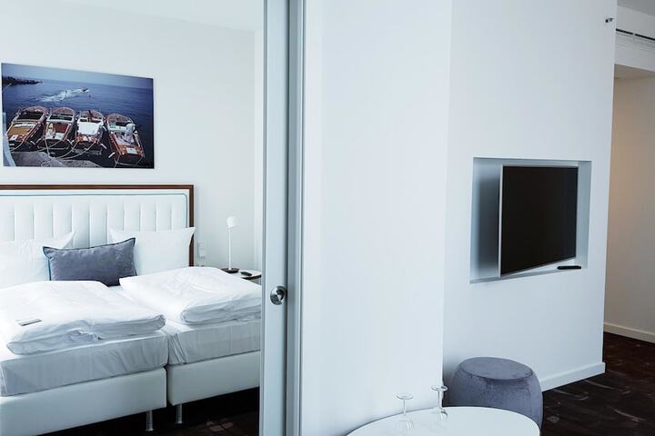 Room 33 of 143