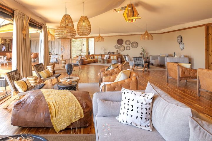 Lounge 36 of 41