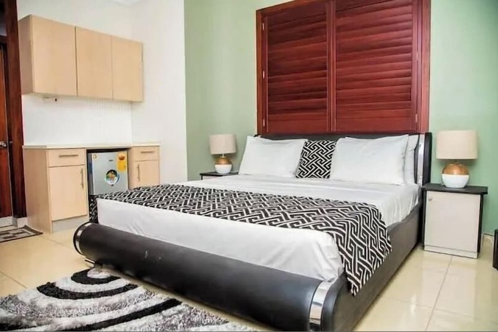 Room 4 of 8