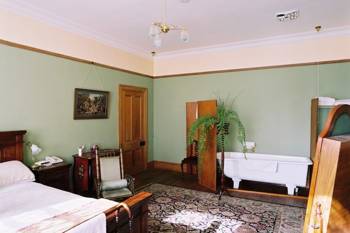 Room 6 of 30