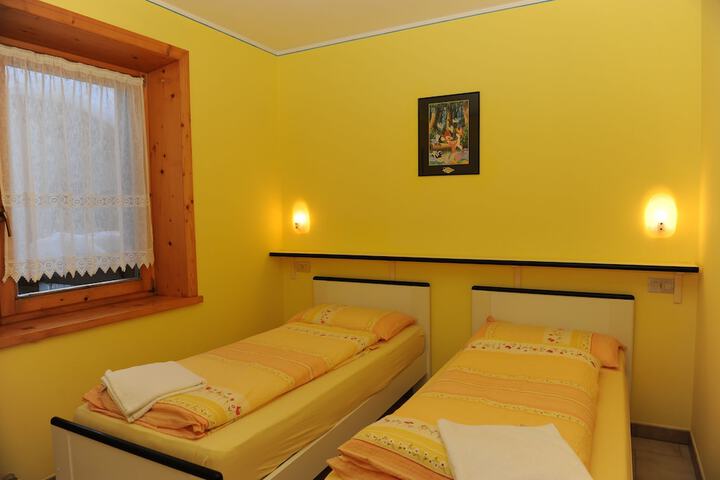 Room 3 of 7