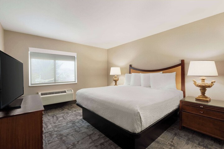 1 King Bed (3 of 12)