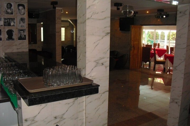 Lounge 52 of 98
