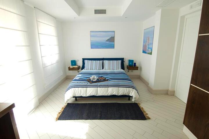 Room 12 of 16