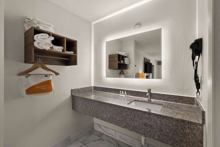 2 Double Beds (3 of 8)