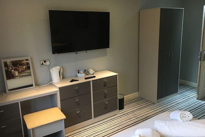 Room 4 of 8