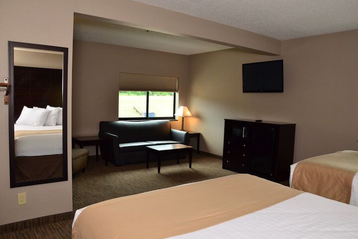 2 Queen Beds (7 of 10)