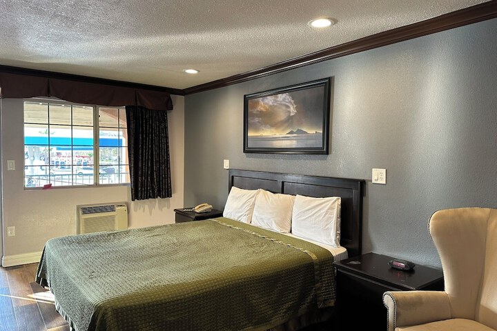 1 King Bed (11 of 12)