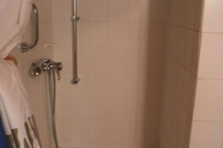 Room 4 of 28