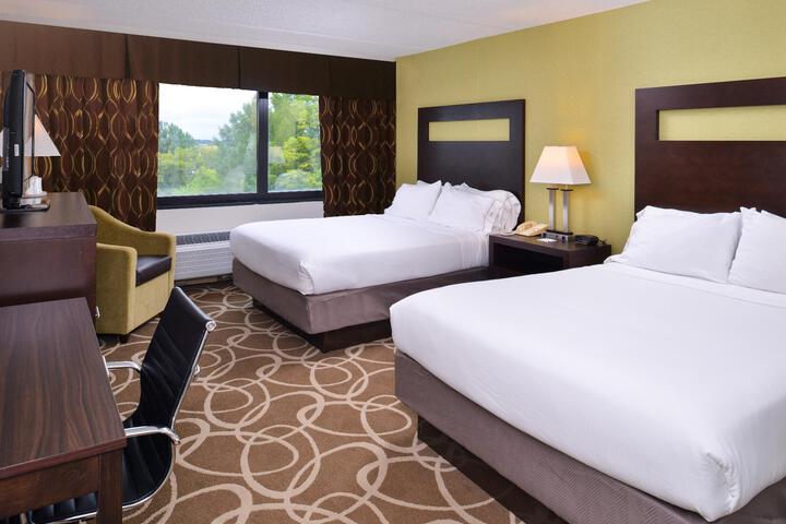 2 Queen Beds (9 of 11)
