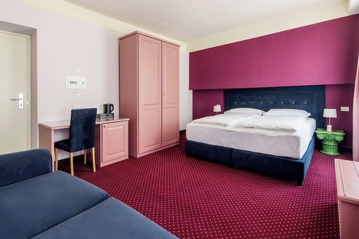 Room 9 of 31