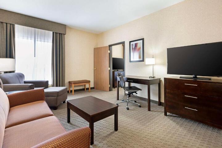 1 King Accessible Comm Assist Bathtub Microwave, Refrigerator WiFi Full Breakfast (5 of 13)
