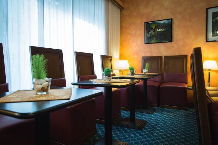 Lounge 47 of 54
