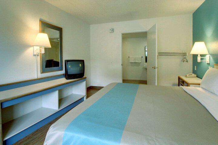 1 Queen Bed (1 of 3)
