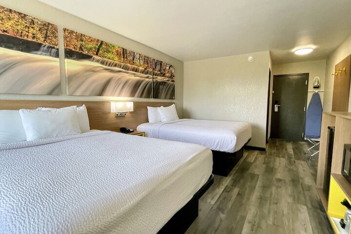 2 Queen Beds (2 of 13)