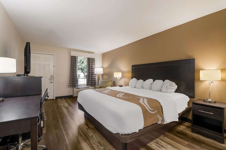 1 King Bed (5 of 13)