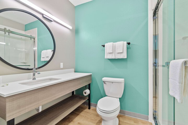 1 Queen Bed Accessible Bathtub with Grab Bars (19 of 21)