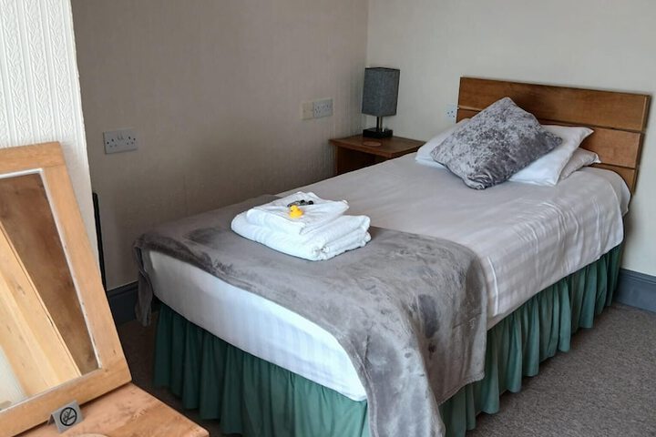 Room 8 of 16