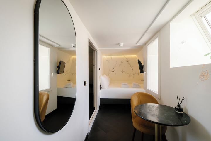 Room 33 of 81