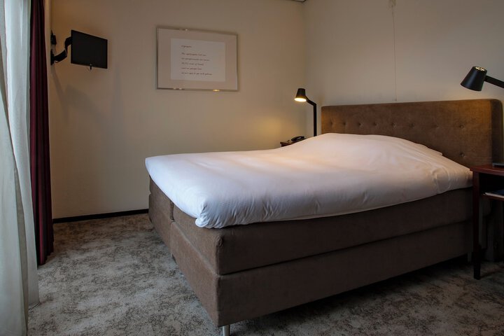 Room 9 of 40