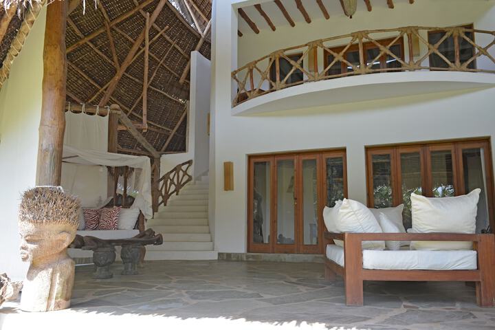 Lounge 43 of 65