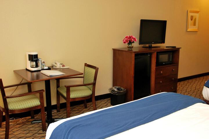 2 Queen Beds (3 of 7)