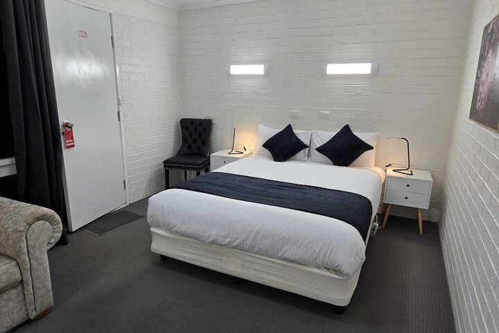 Room 6 of 30