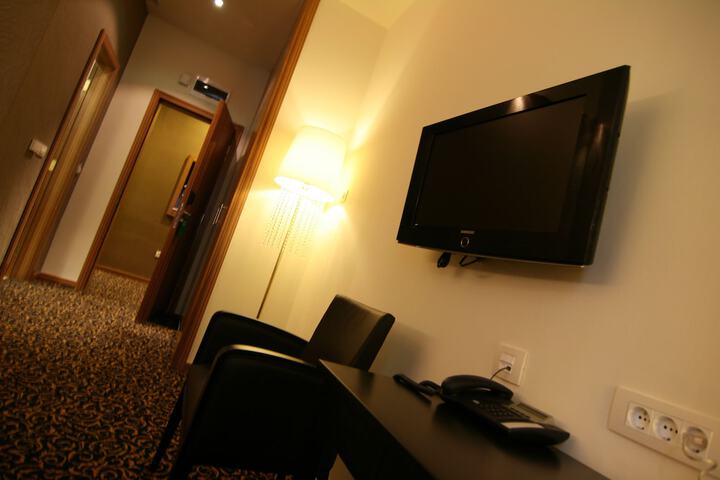 Room 4 of 32
