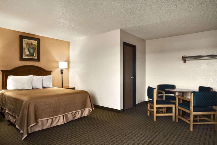 1 Queen Bed (12 of 22)
