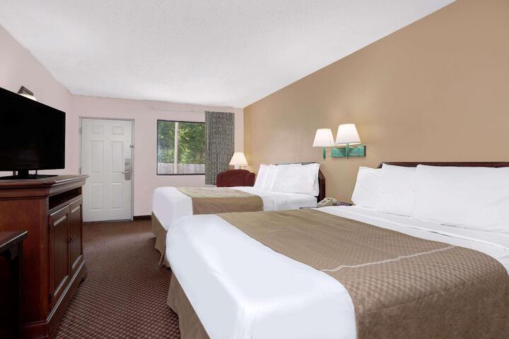 1 King Bed (4 of 5)