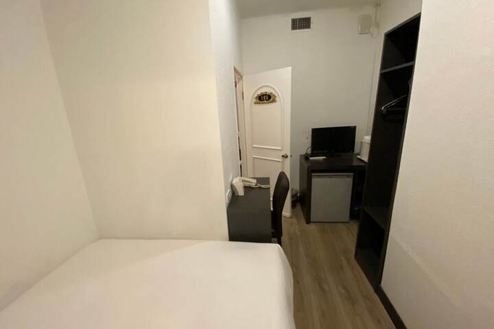 Room 10 of 17