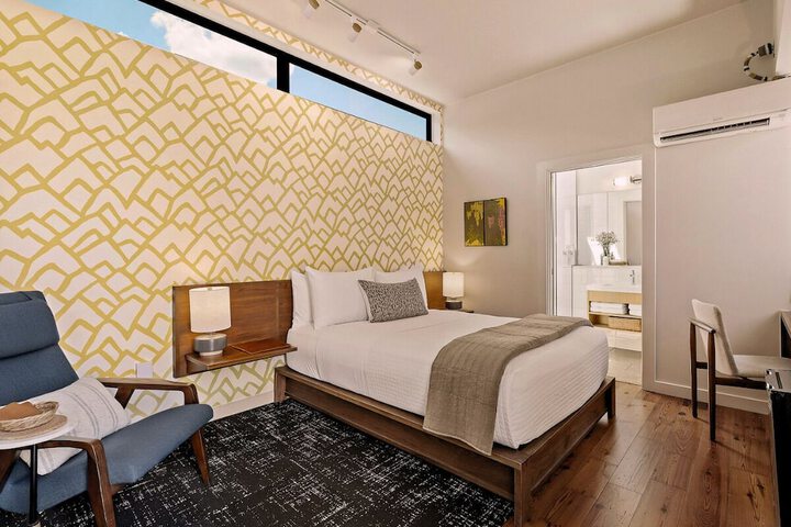 Room 15 of 77