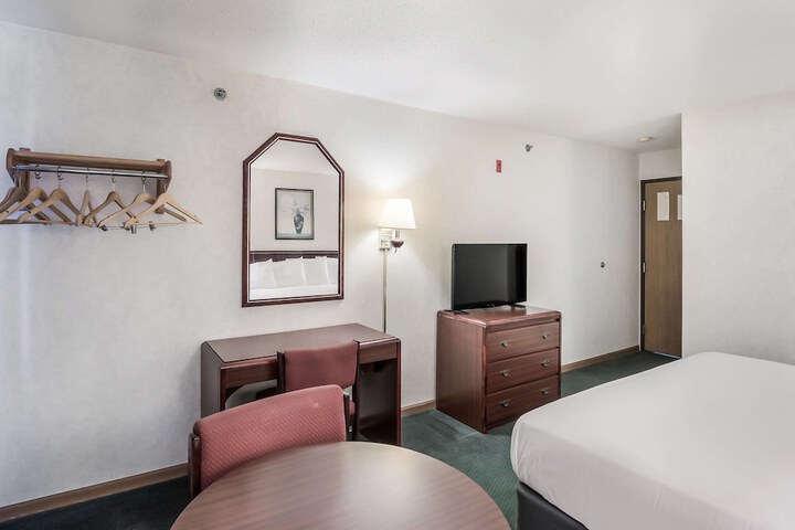 1 King Bed (6 of 15)