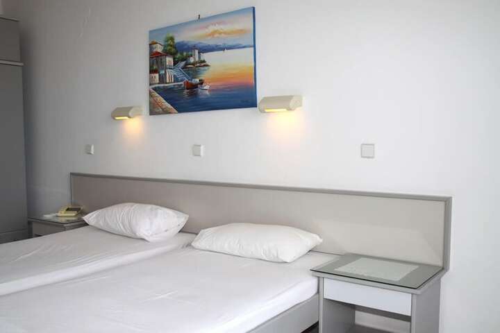 Room 7 of 32