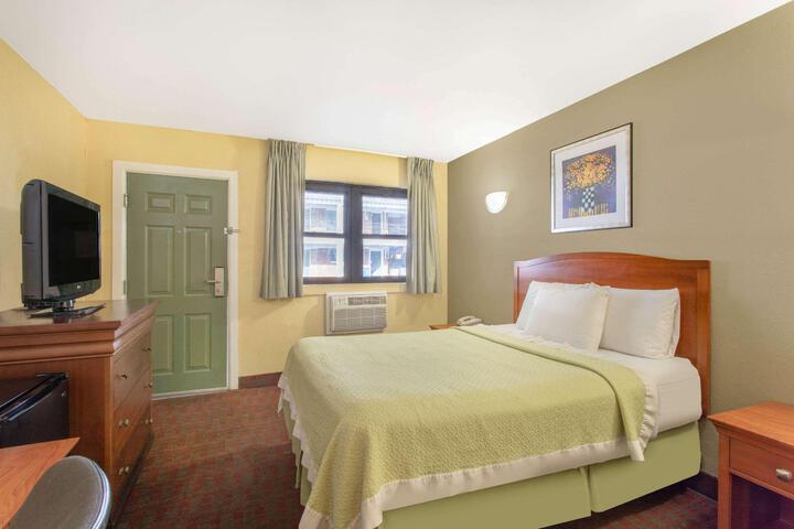1 Queen Bed (10 of 13)