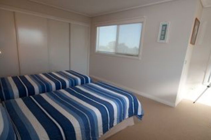 Room 6 of 12