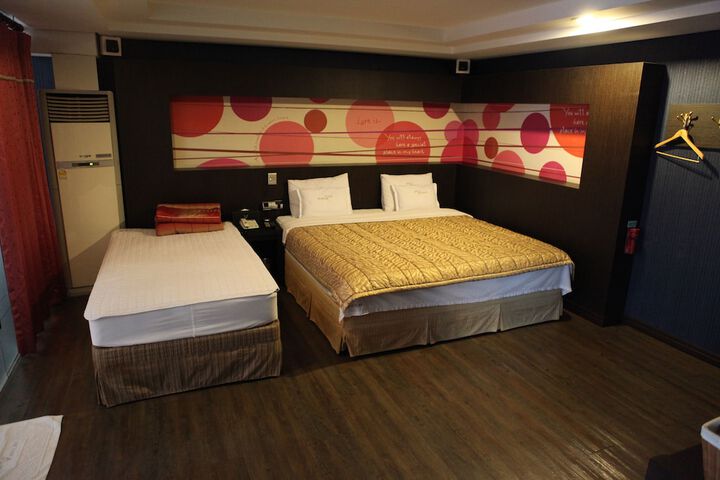 Room 3 of 33