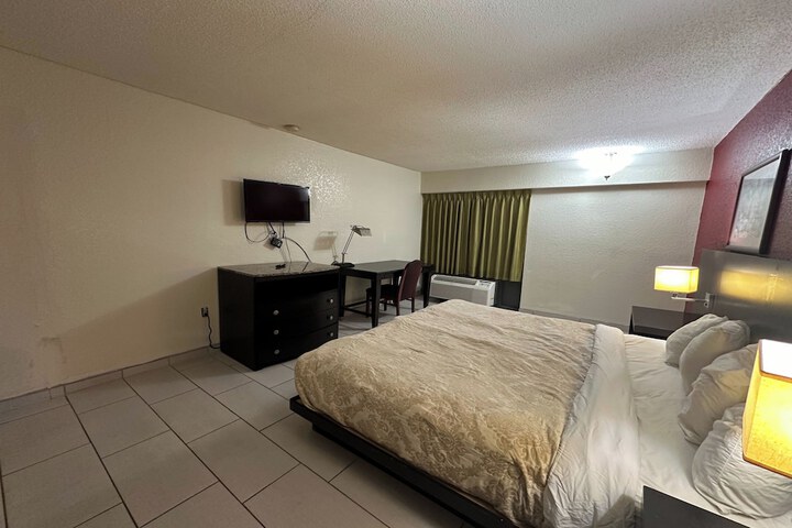 1 King Bed (5 of 7)